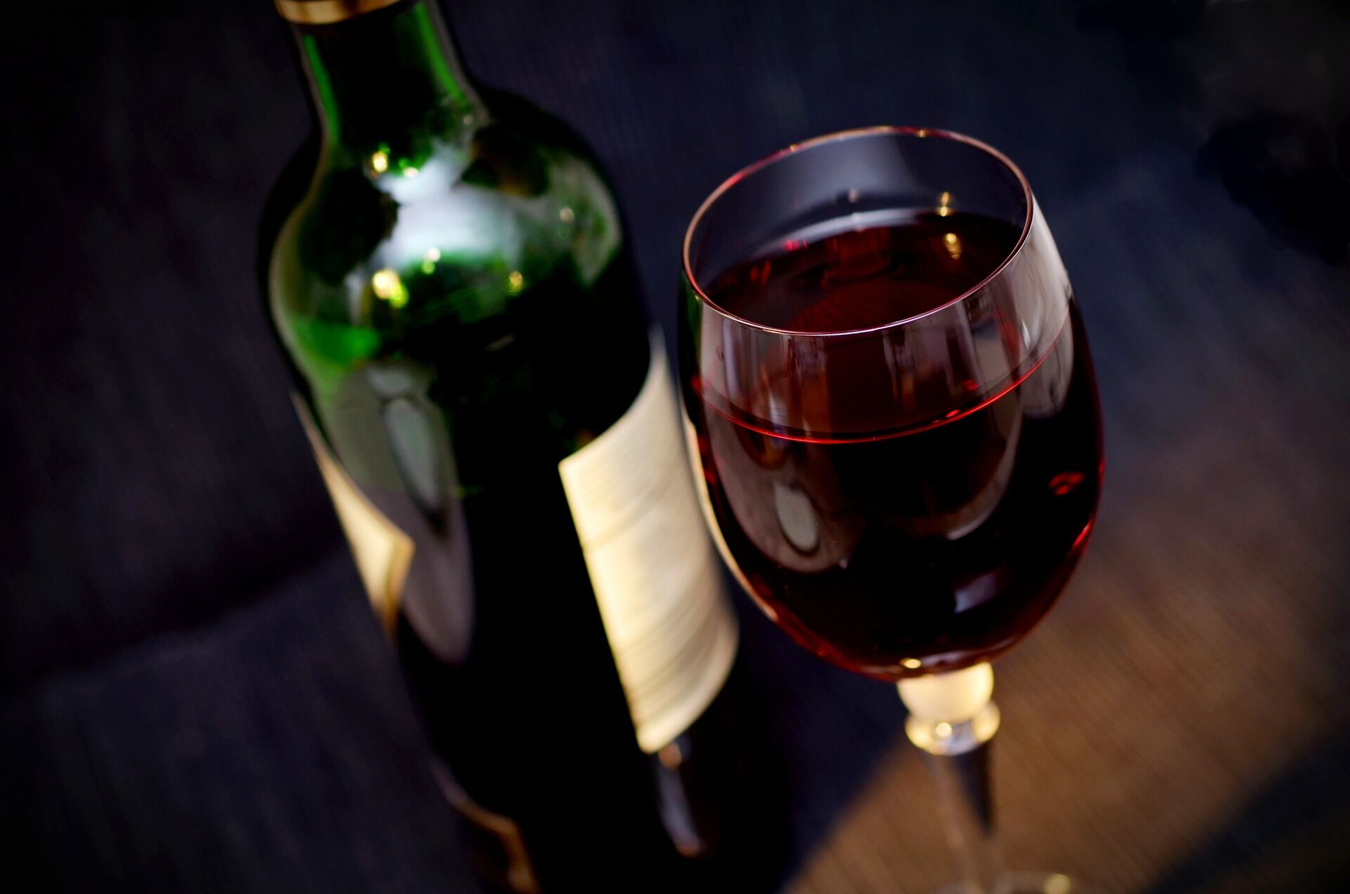 Rotwein mit Glas